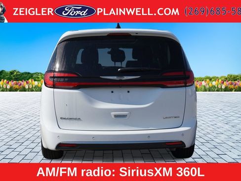 Used 2024 Chrysler Pacifica Limited FWD image 4