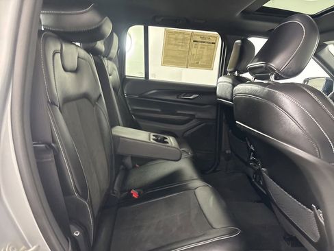 Used 2023 Jeep Grand Cherokee Laredo AWD/4WD image 25