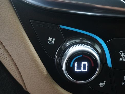 Used 2023 Chevrolet Equinox Premier FWD image 22