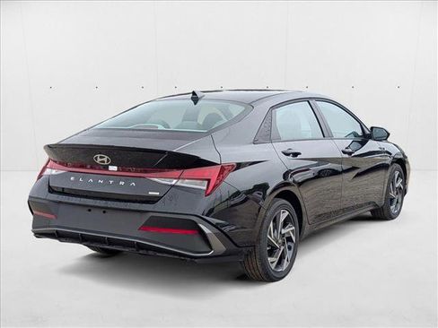 New 2025 Hyundai Elantra SEL image 2