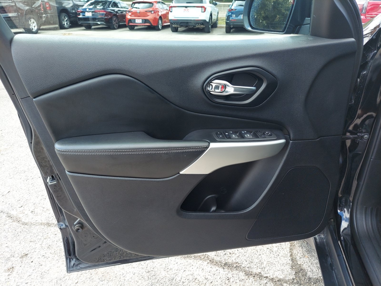 Used 2022 Jeep Cherokee Latitude AWD/4WD image 29