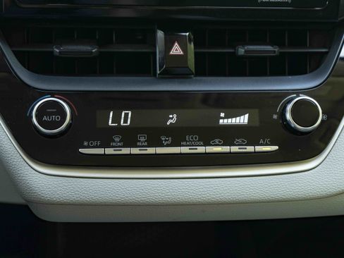Used 2022 Toyota Corolla LE FWD image 30