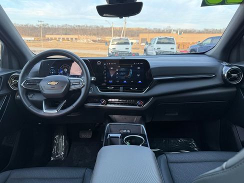 Used 2025 Chevrolet Equinox LT w/ Convenience Package II image 16