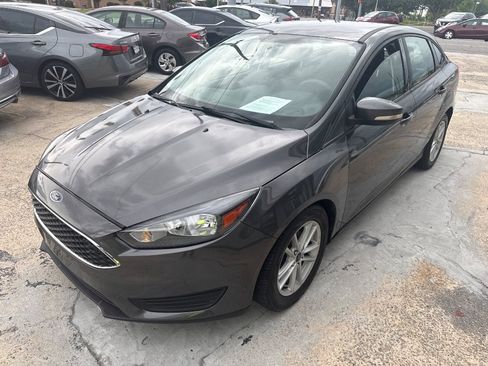 Used 2017 Ford Focus SE FWD image 1