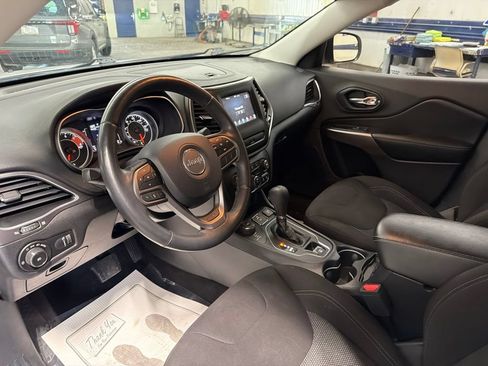 Used 2019 Jeep Cherokee Latitude w/ Cold Weather Group AWD/4WD image 18