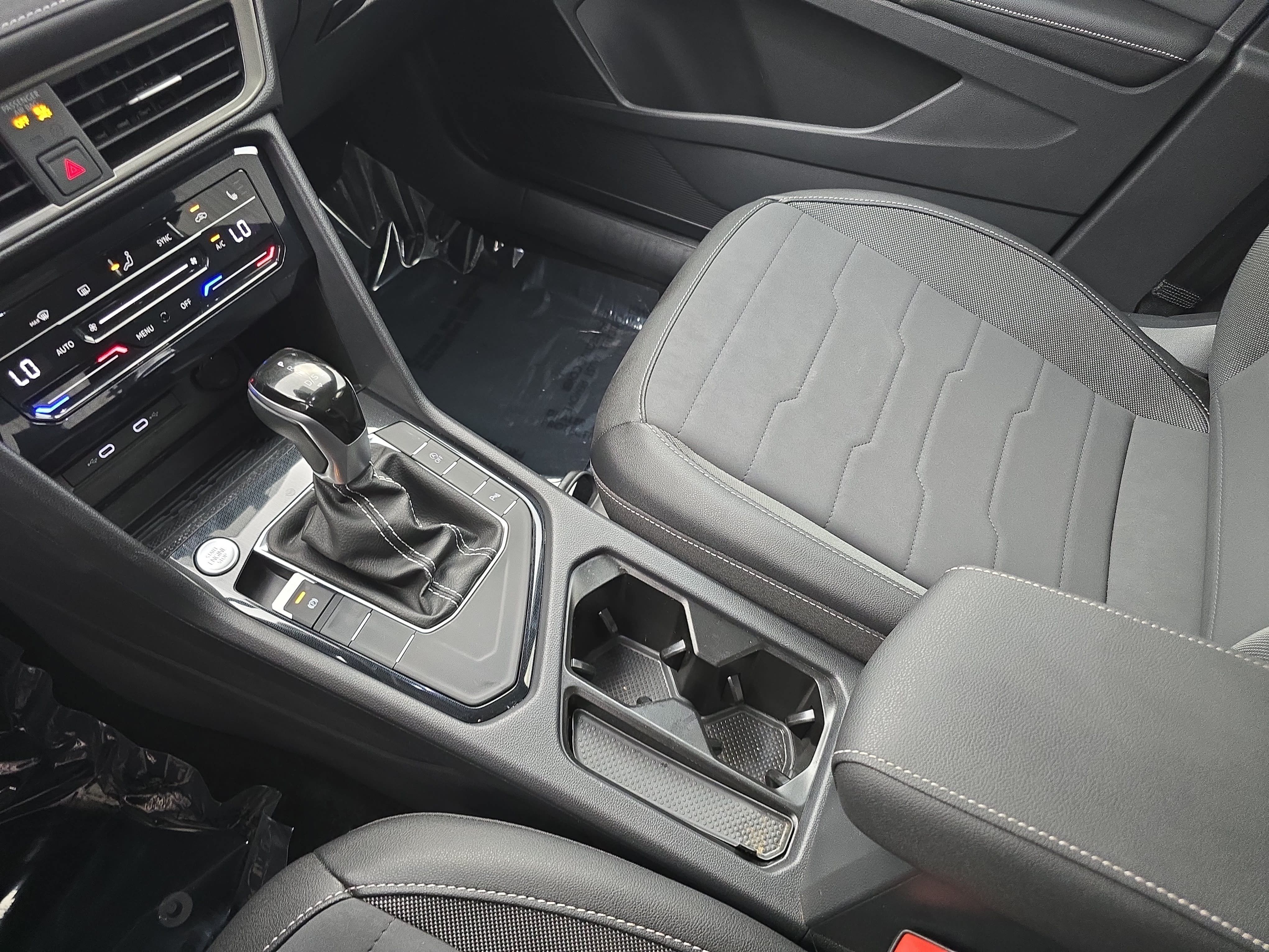 Certified 2025 Volkswagen Taos SE FWD image 24
