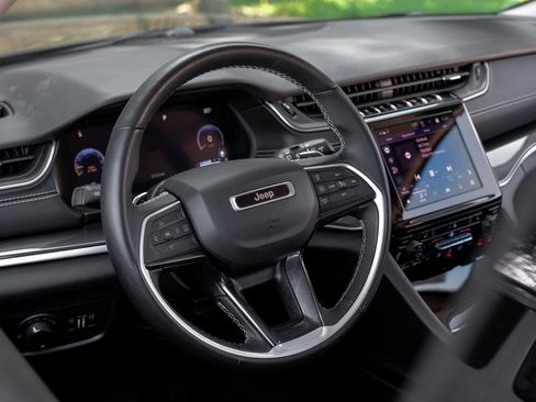 Used 2022 Jeep Grand Cherokee Laredo w/ Luxury Tech Group I image 4