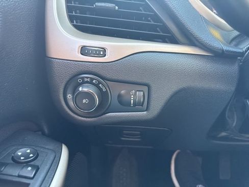 Used 2018 Jeep Cherokee Latitude w/ Altitude Package FWD image 23