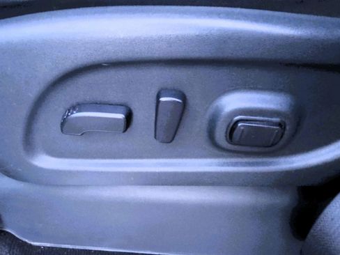 Used 2017 Nissan Titan SV image 10