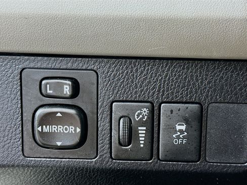 Used 2015 Toyota RAV4 LE FWD image 16