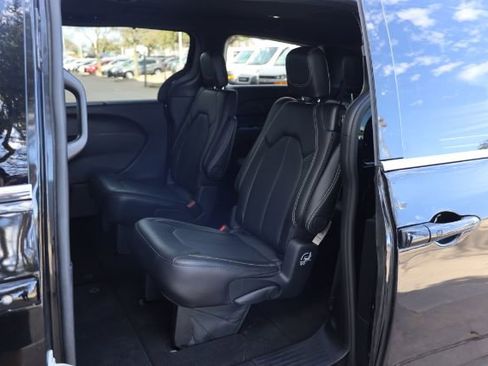 Used 2026 Chrysler Pacifica Select image 17