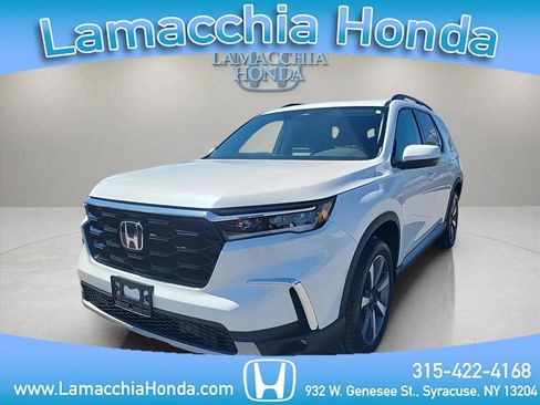 Used 2025 Honda Pilot Touring image 1
