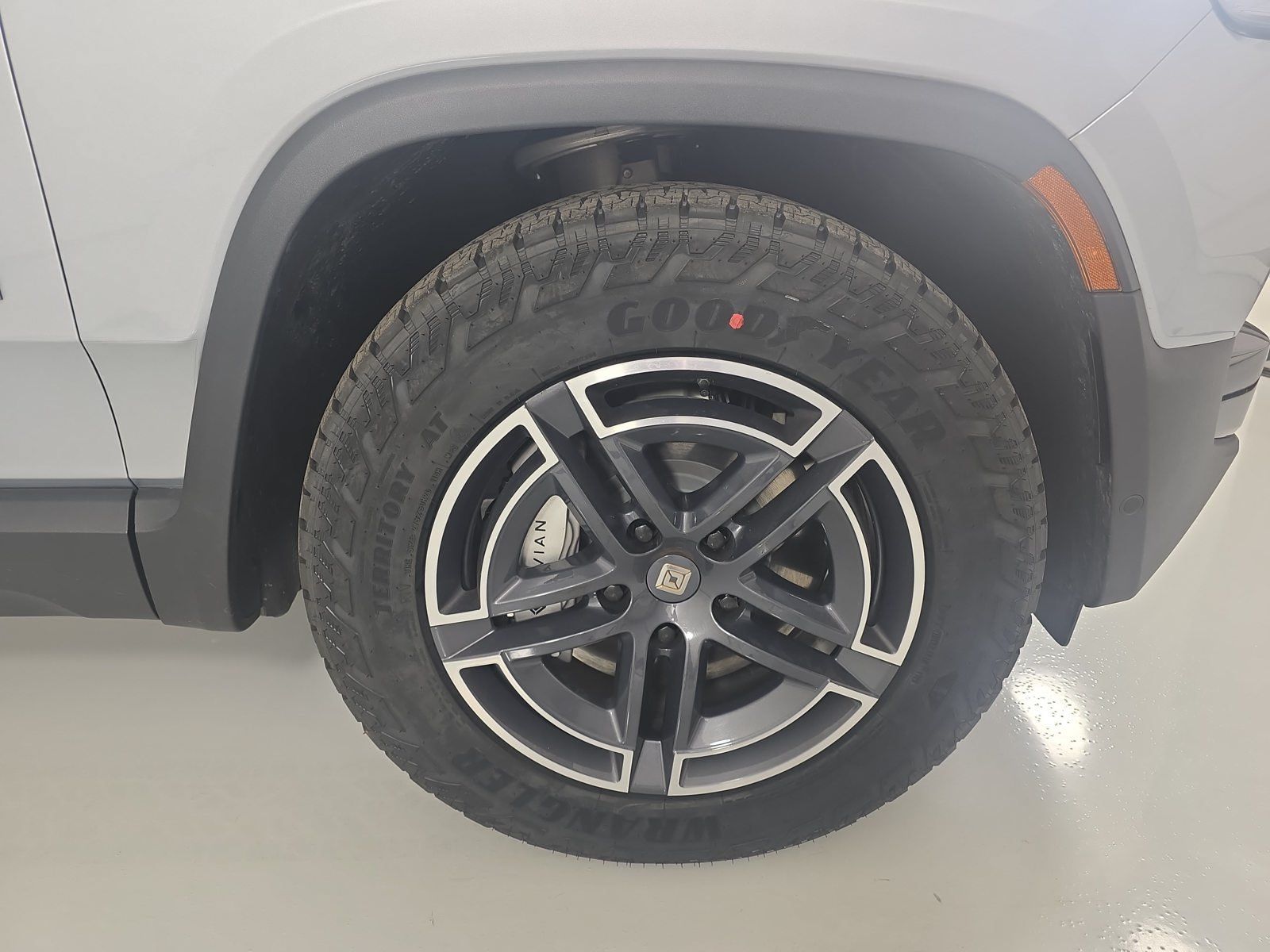 Used 2025 Rivian R1S Adventure Dual AWD/4WD image 11