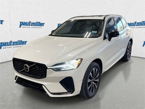 Used 2023 Volvo XC60 B5 Plus image 1