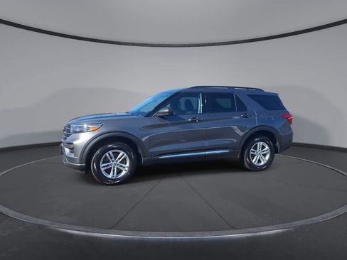 Certified 2023 Ford Explorer XLT image 4