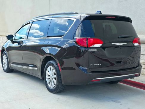 Used 2017 Chrysler Pacifica Touring-L FWD image 5