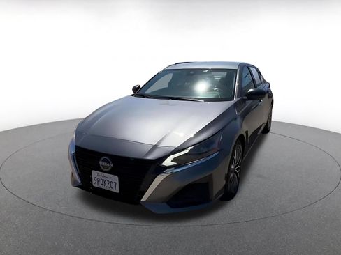 Used 2025 Nissan Altima 2.5 SV FWD image 6