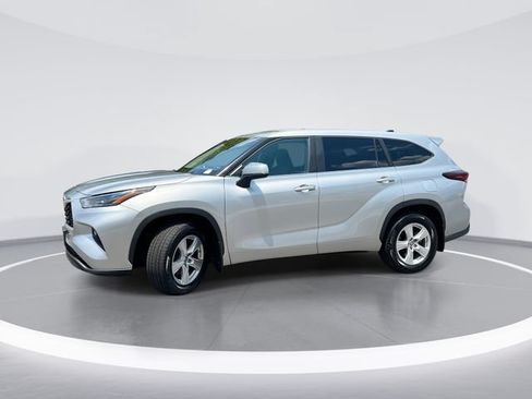Used 2024 Toyota Highlander LE AWD/4WD image 1