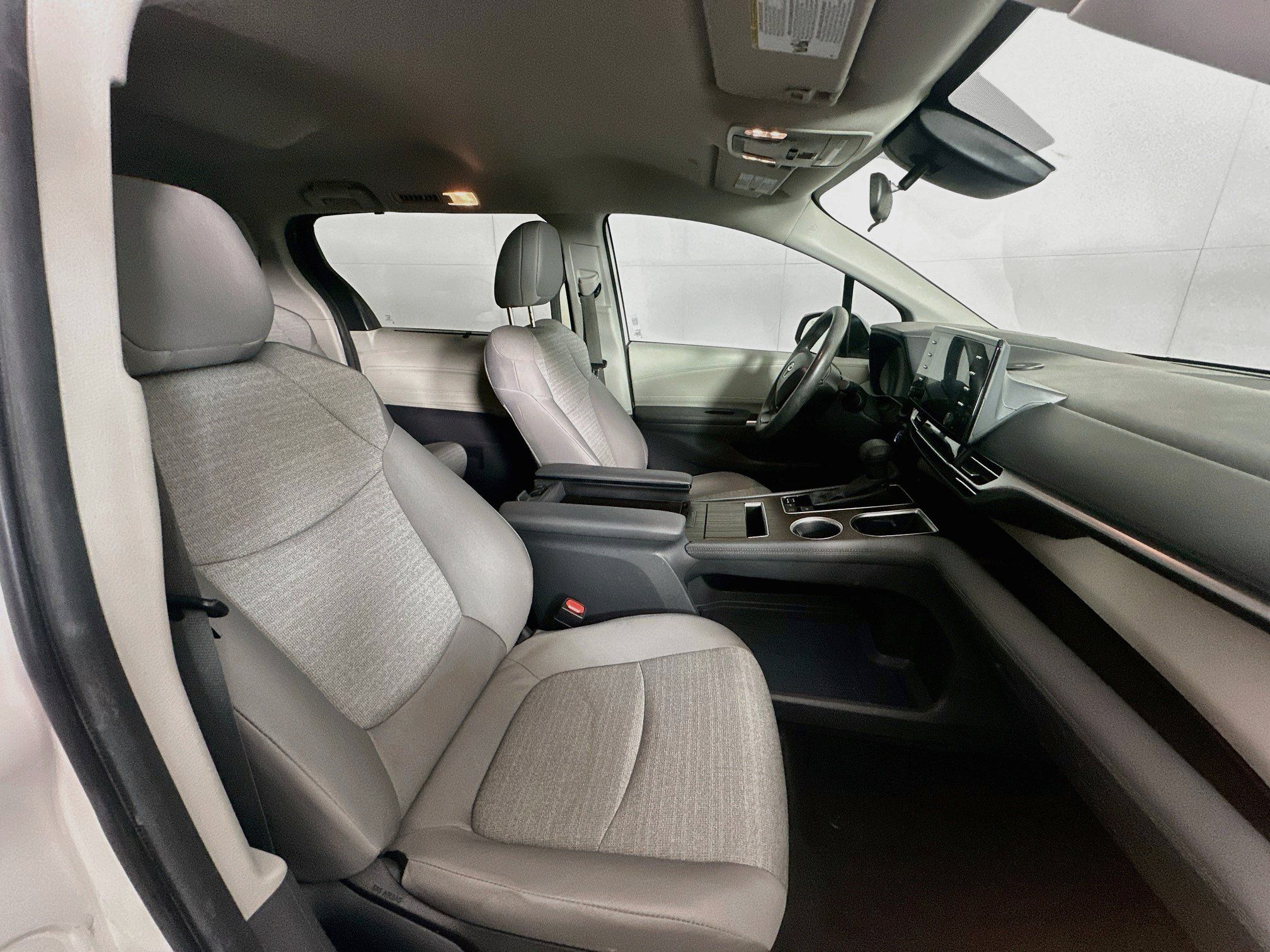 Used 2024 Toyota Sienna LE FWD image 32