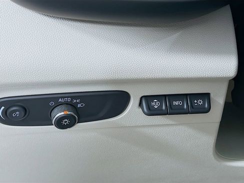 Certified 2021 Buick Envision Avenir w/ Technology Package II image 9