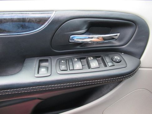 Used 2015 Chrysler Town & Country Touring FWD image 29