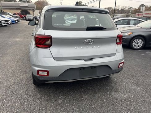 Used 2021 Hyundai Venue SE image 7