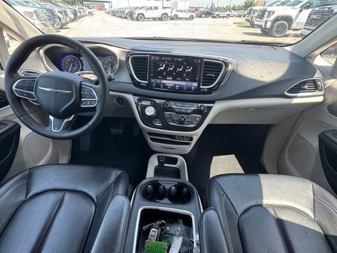 Used 2023 Chrysler Pacifica Touring-L FWD image 12