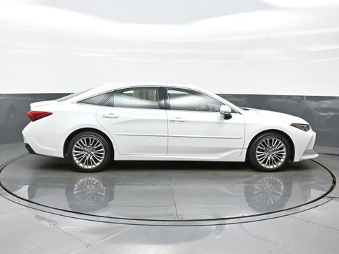 Used 2019 Toyota Avalon Limited image 7