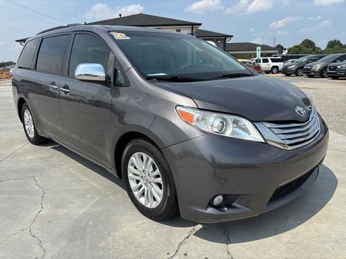 Used 2014 Toyota Sienna XLE w/ XLE Premium Package FWD image 2
