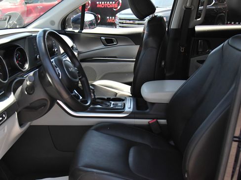 Used 2024 Kia Carnival LX FWD image 18