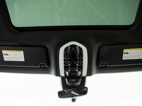 New 2026 Porsche Macan Base image 20