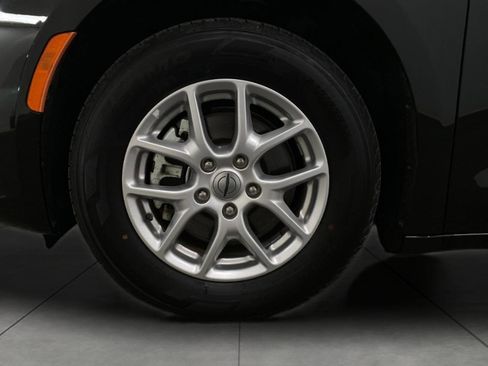 Used 2024 Chrysler Pacifica Touring-L image 13