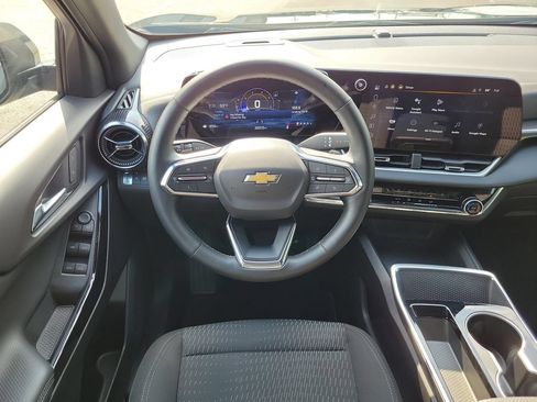 Certified 2025 Chevrolet Equinox LT FWD image 12