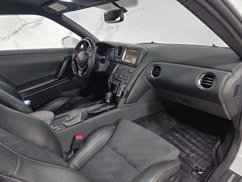 Used 2015 Nissan GT-R Premium image 15