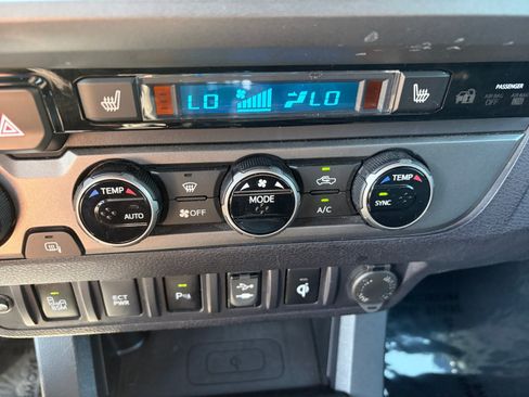 Used 2017 Toyota Tacoma TRD Off-Road w/ Premium & Technology Package AWD/4WD image 21