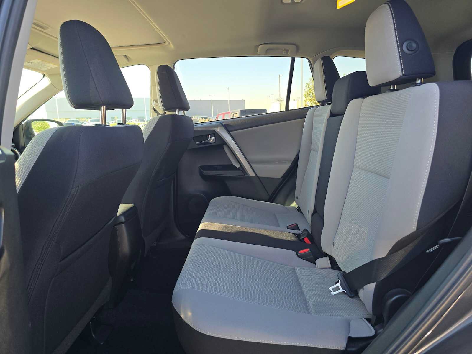 Used 2018 Toyota RAV4 XLE FWD image 16