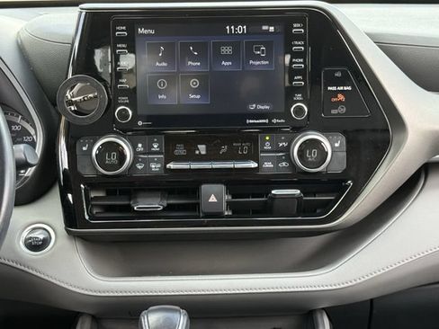 Used 2021 Toyota Highlander XLE AWD/4WD image 18