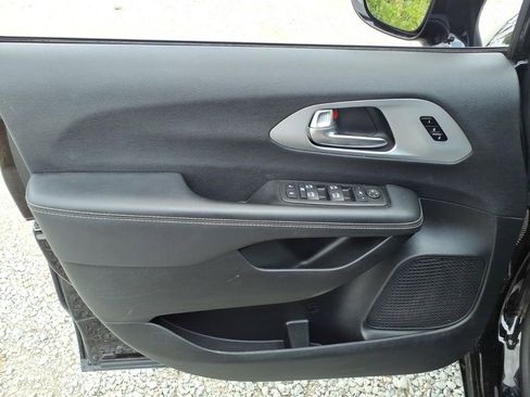 Used 2025 Chrysler Pacifica Limited FWD image 25