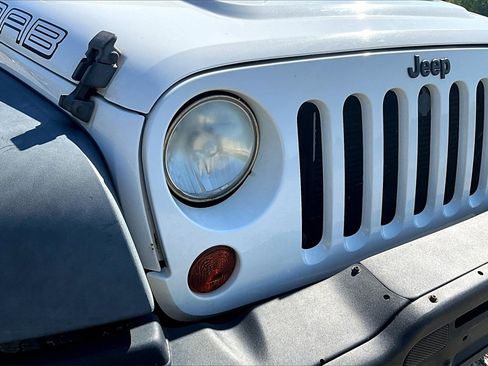 Used 2013 Jeep Wrangler Unlimited Sahara image 26