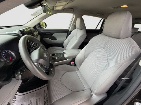 Used 2021 Toyota Highlander L AWD/4WD image 13