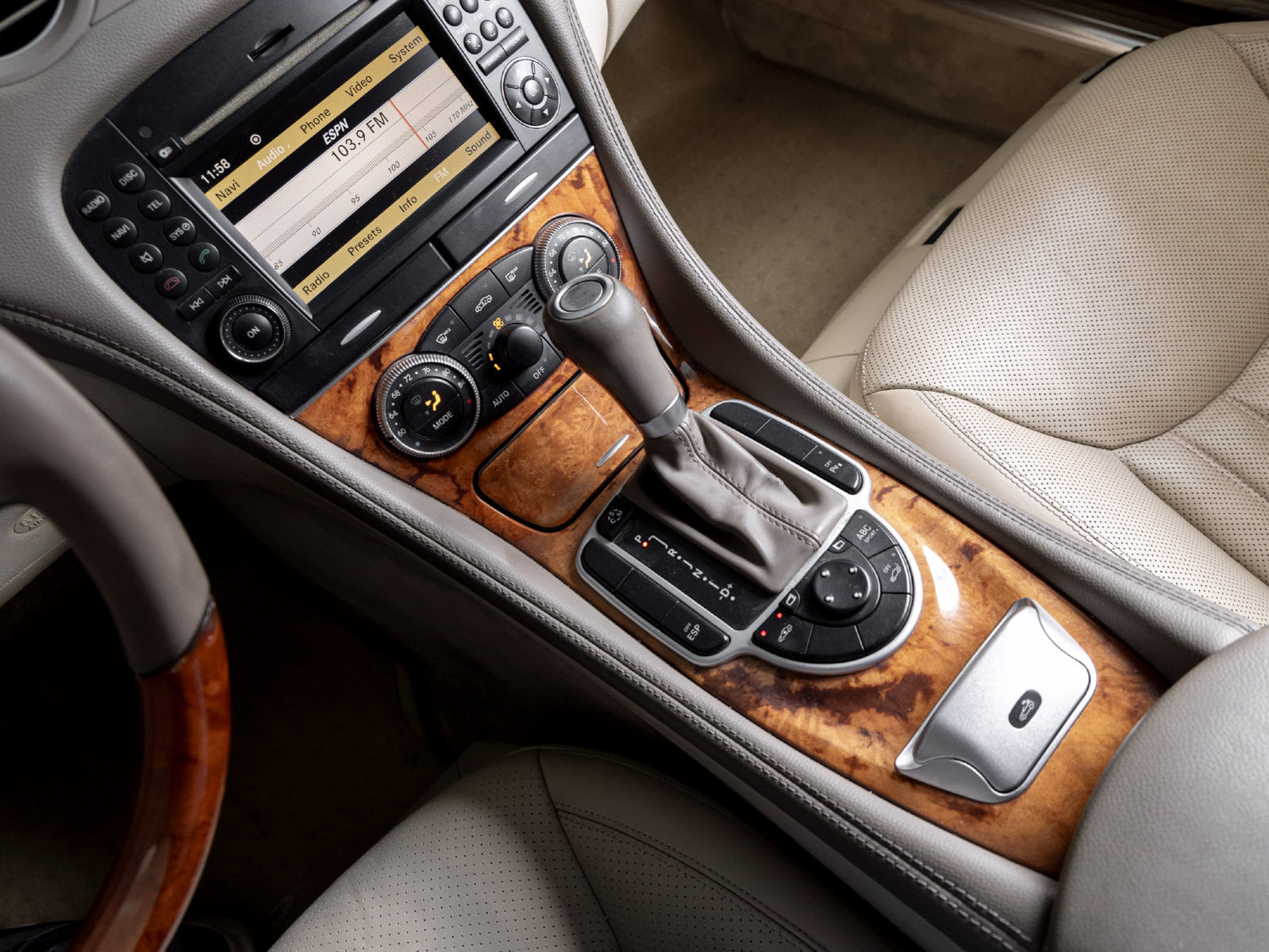 Used 2011 Mercedes-Benz SL 550 image 18