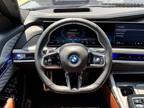 Used 2023 BMW i7 xDrive60 w/ Executive Package 2 AWD/4WD image 18
