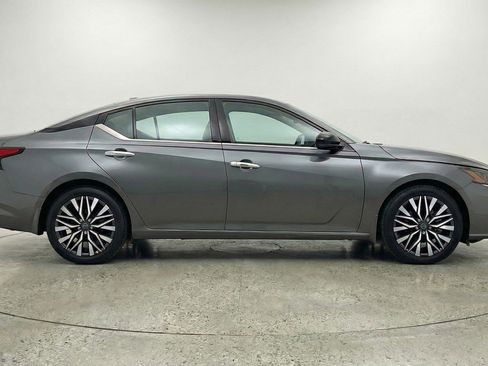 Used 2025 Nissan Altima 2.5 SV FWD image 11