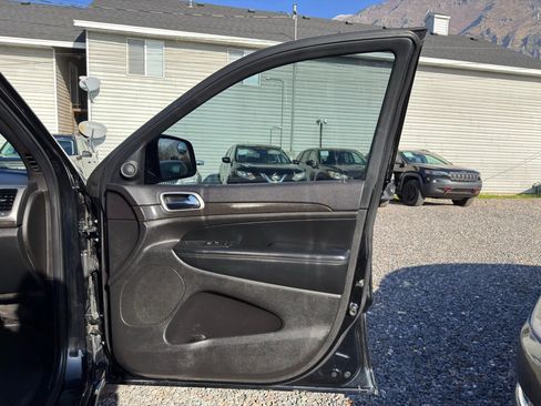 Used 2018 Jeep Grand Cherokee Altitude image 3