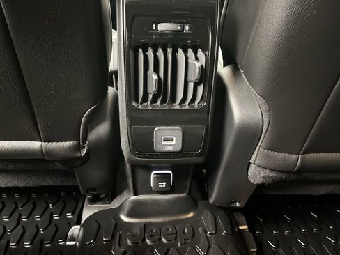 Used 2022 Jeep Compass Latitude w/ Mopar Graphics Package image 11