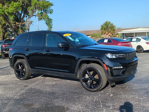 Used 2025 Jeep Grand Cherokee Limited w/ Luxury Tech Group II image 2