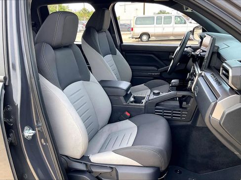 Used 2025 Toyota Tacoma TRD Sport image 9