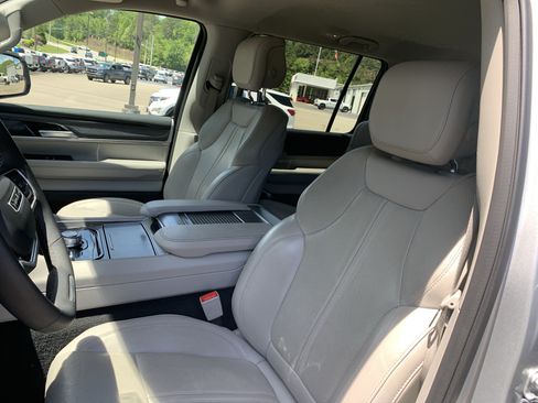 Used 2024 Jeep Wagoneer L Series II w/ Flexible Seating Group AWD/4WD image 13