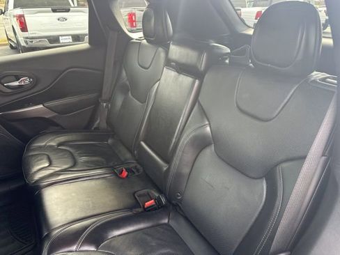 Used 2019 Jeep Cherokee Limited image 17