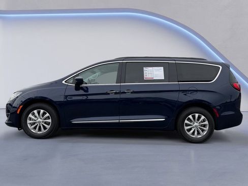 Used 2017 Chrysler Pacifica Touring-L image 6